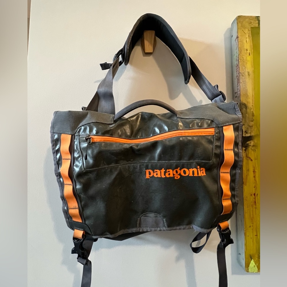 Patagonia Black Hole Messenger Shoulder Bag 22L Gray & Orange